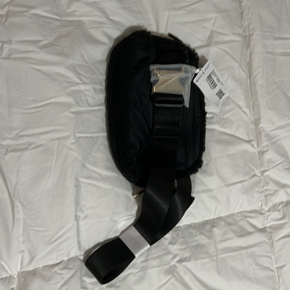 NWT Lululemon Everywhere Fleece 1L Belt Bag Gold Hardware Strap Black New - Picture 5 of 8